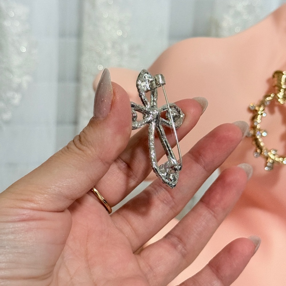 ⚜️ Elegant Silver Cross Brooch with Crystal Accents - Picture 4 of 6